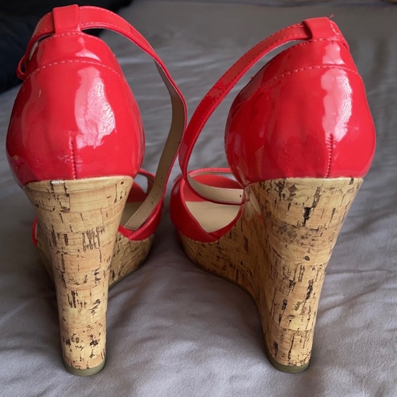 *Great Condition* PLEASE BUY, moving! Sz 9.5 Guess Bright Coral Wedges - Picture 4 of 5